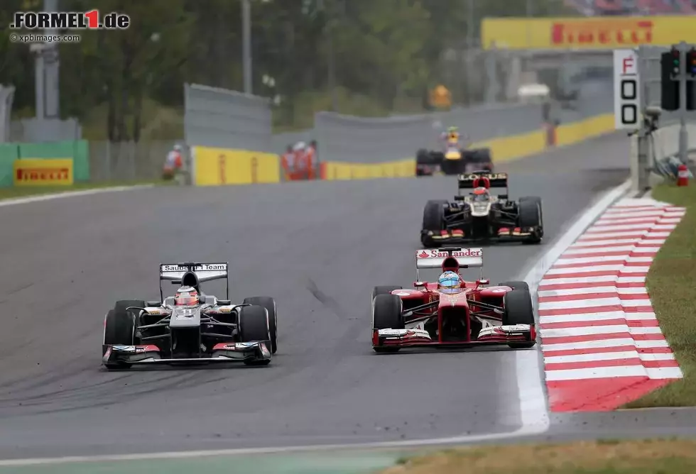 Foto zur News: Nico Hülkenberg (Sauber) und Fernando Alonso (Ferrari)