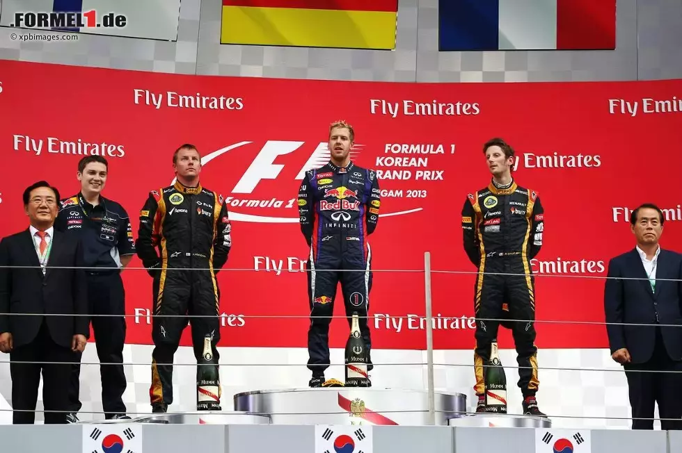 Foto zur News: Sebastian Vettel (Red Bull), Romain Grosjean (Lotus) und Kimi Räikkönen (Lotus)