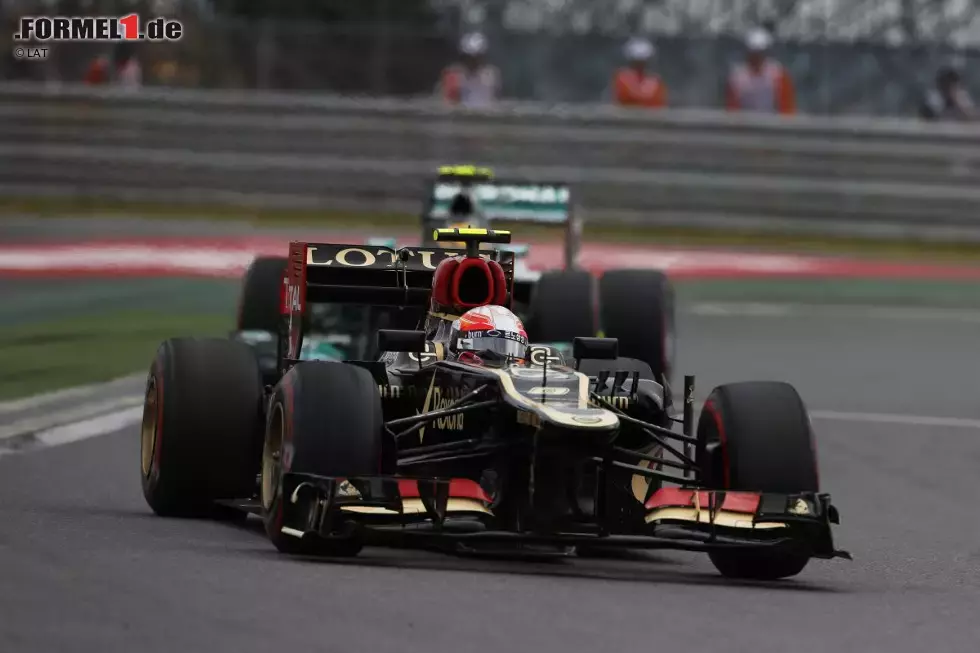 Foto zur News: Romain Grosjean (Lotus) und Lewis Hamilton (Mercedes)