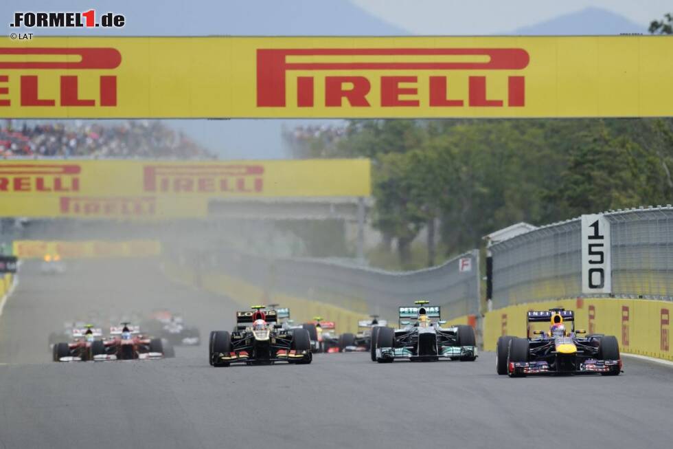 Foto zur News: Sebastian Vettel (Red Bull) vor Romain Grosjean (Lotus) und  Lewis Hamilton (Mercedes)