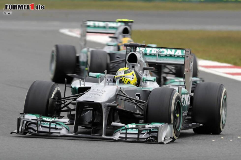 Foto zur News: Nico Rosberg mit funkendem Frontflügel vor Lewis Hamilton (Mercedes)