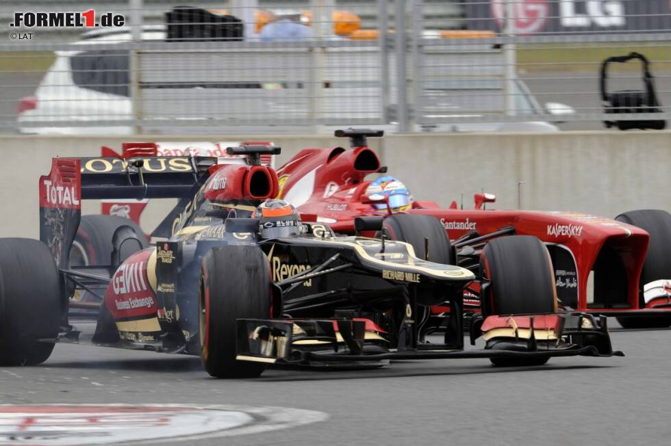 Foto zur News: Kimi Räikkönen (Lotus) überholt Fernando Alonso (Ferrari)