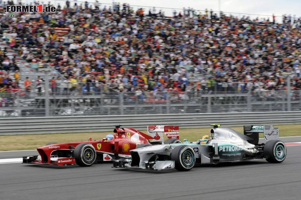 Foto zur News: Fernando Alonso (Ferrari) und Lewis Hamilton (Mercedes)