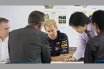 Foto zur News: Sebastian Vettel bespricht sich mit Vertretern von Infiniti