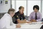 Foto zur News: Sebastian Vettel bespricht sich mit Vertretern von Infiniti