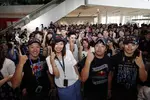 Foto zur News: Den Vettel-Finger beherrschen auch die Fans in Japan