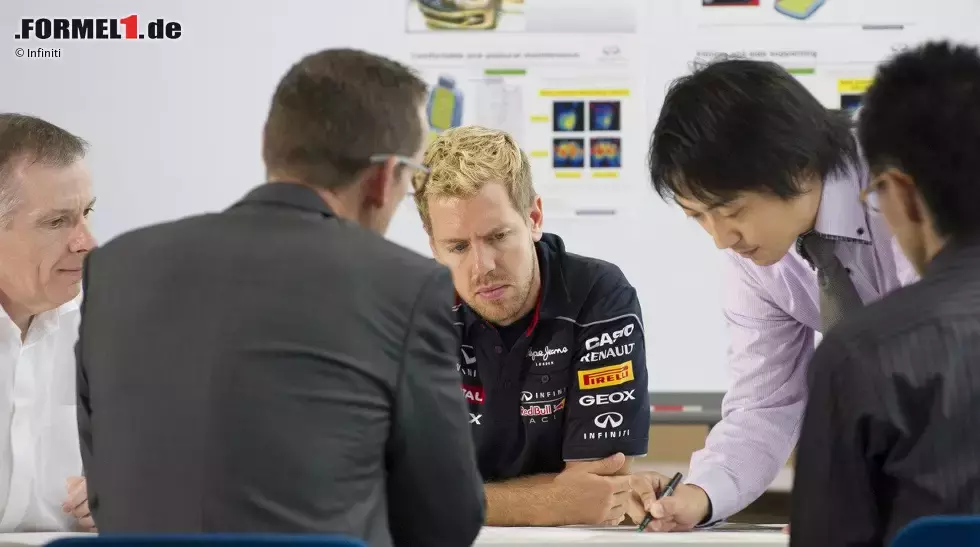 Foto zur News: Sebastian Vettel bespricht sich mit Vertretern von Infiniti