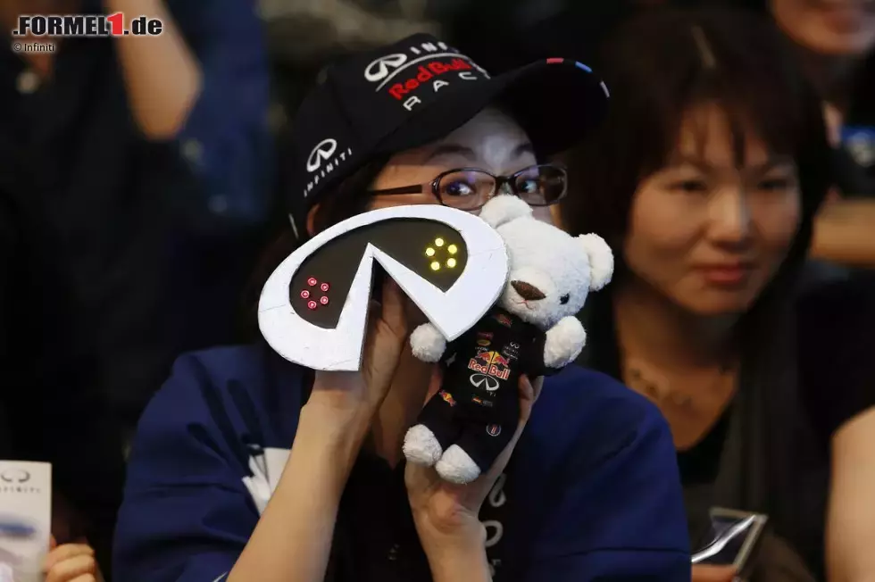 Foto zur News: Ein japanischer Fan fiebert dem Besuch des Weltmeisters entgegen