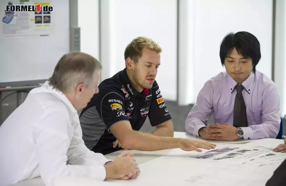 Foto zur News: Sebastian Vettel bespricht sich mit Vertretern von Infiniti