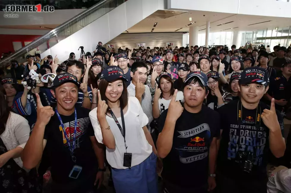 Foto zur News: Den Vettel-Finger beherrschen auch die Fans in Japan