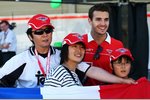 Foto zur News: Jules Bianchi (Marussia) mit Fans