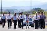 Foto zur News: Die FIA-Delegation rund um Rennleiter Charlie Whiting geht die Strecke ab