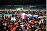 Foto zur News: Japanische Fans beim traditionellen Pitwalk am Donnerstag