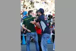 Foto zur News: Sebastian Vettel (Red Bull) und Giedo van der Garde (Caterham)