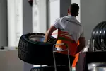 Foto zur News: Force-India-Mechaniker mit Pirelli-Reifen