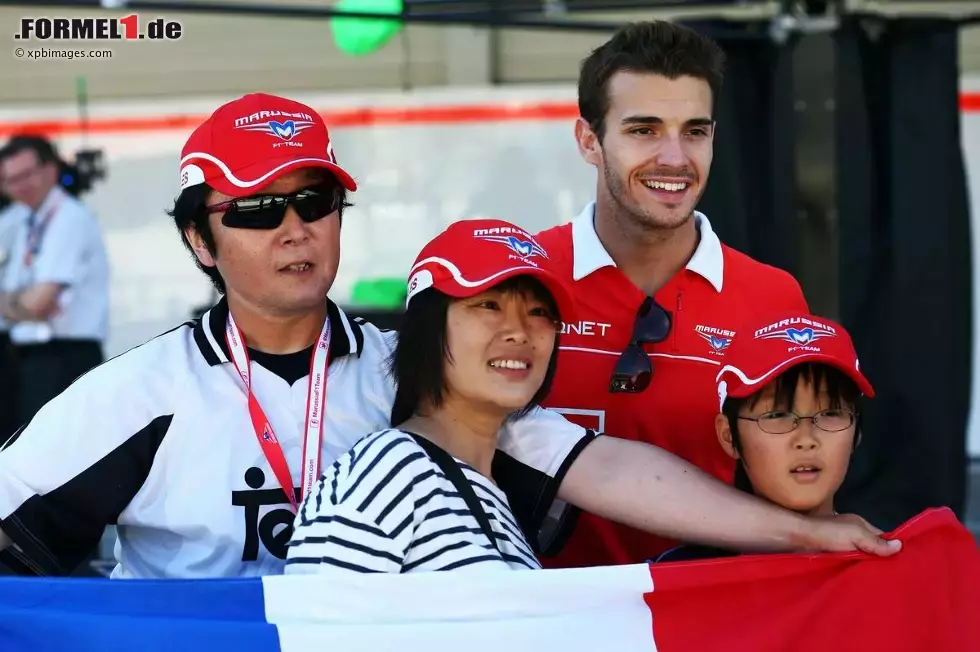 Foto zur News: Jules Bianchi (Marussia) mit Fans