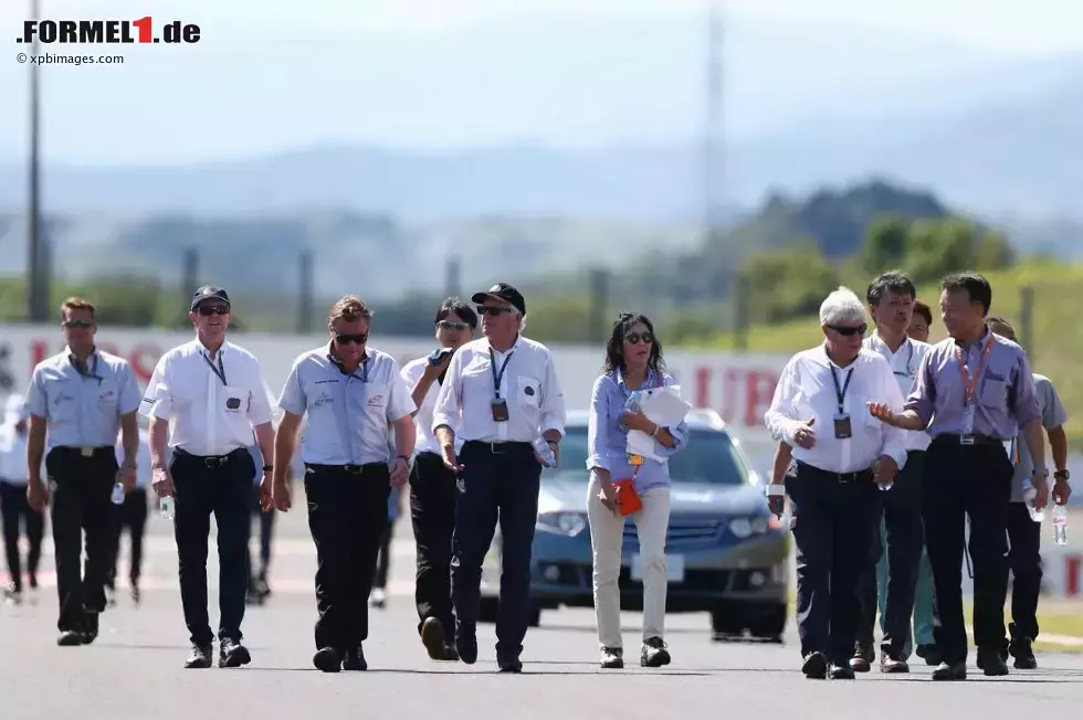 Foto zur News: Die FIA-Delegation rund um Rennleiter Charlie Whiting geht die Strecke ab