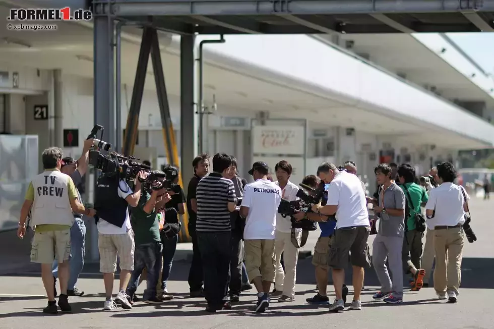 Foto zur News: Lewis Hamilton (Mercedes) umzingelt von Fotografen und Fans