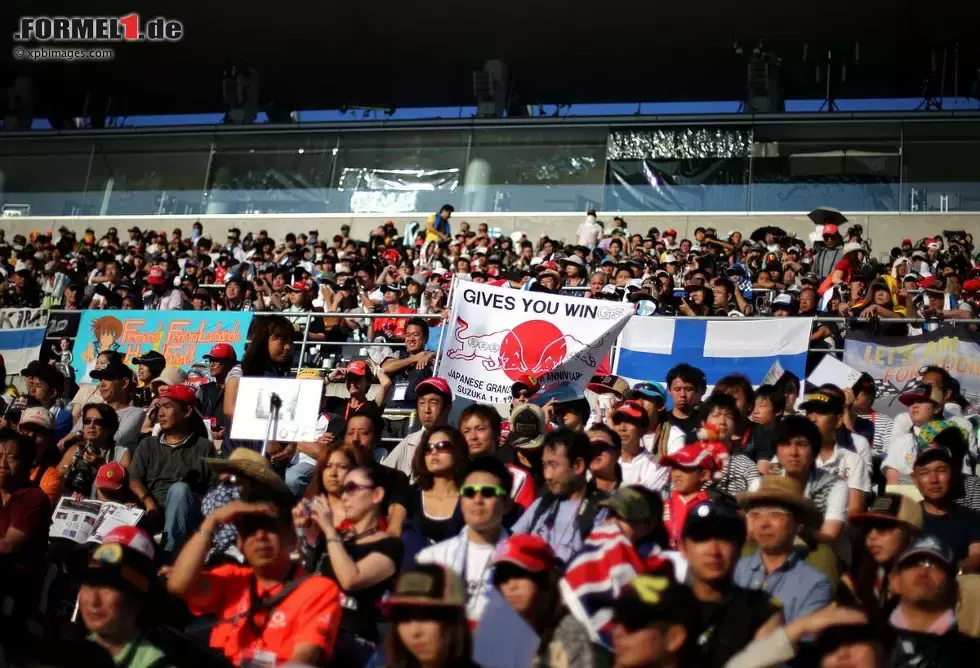 Foto zur News: Japanische Fans beim traditionellen Pitwalk am Donnerstag