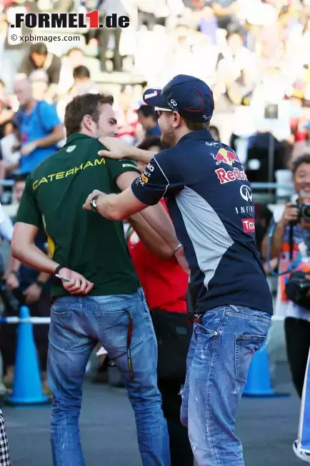 Foto zur News: Sebastian Vettel (Red Bull) und Giedo van der Garde (Caterham)