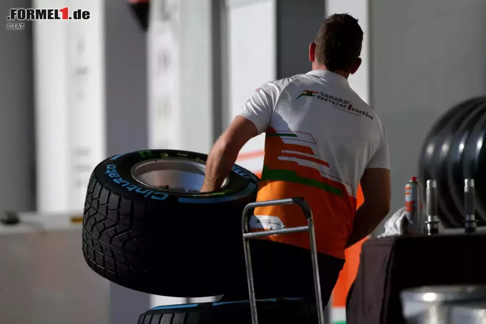 Foto zur News: Force-India-Mechaniker mit Pirelli-Reifen