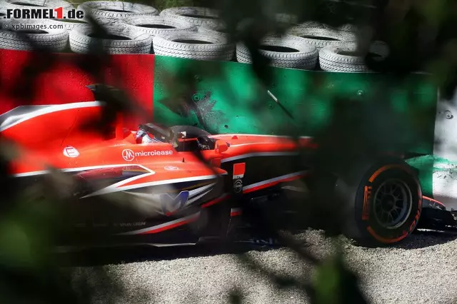 Foto zur News: Jules Bianchi erwischte es schlimmer, er krachte am Vormittag in die Reifenstapel und...