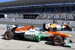 Foto zur News: Adrian Sutil (Force India) und Paul di Resta (Force India) in der Boxengasse