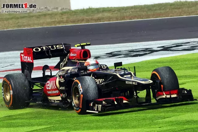 Foto zur News: Lotus-Pilot Romain Grosjean war schneller als Räikkönen. Obwohl der Franzose eine Fahrt ins Grüne unternahm...