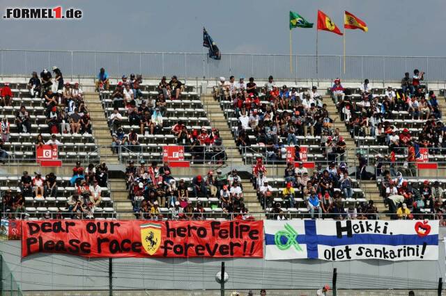 Foto zur News: Wenig Freude bei den zahlreichen Ferrari-Fans in Suzuka. Die Roten erleben keine goldenen Zeiten.
