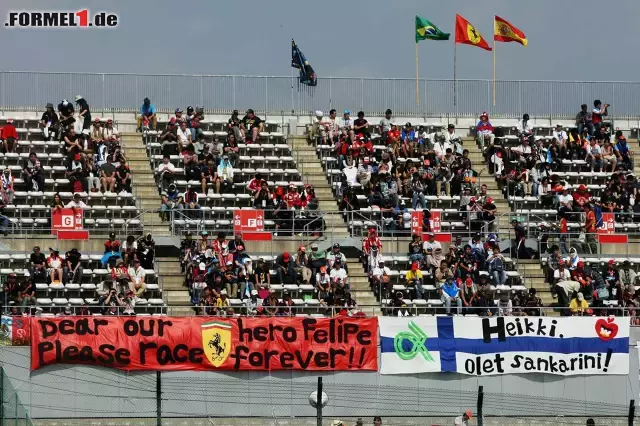 Foto zur News: Wenig Freude bei den zahlreichen Ferrari-Fans in Suzuka. Die Roten erleben keine goldenen Zeiten.