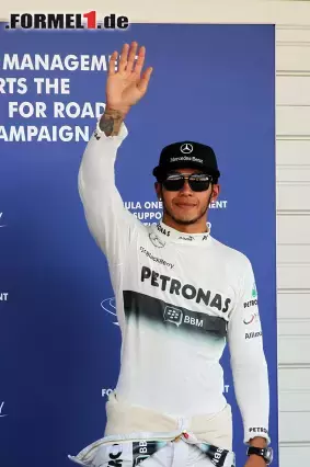 Foto zur News: So war es der Brite, der der Mercedes-Crew aus dem Parc ferme zuwinken durfte.