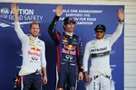 Foto zur News: Sebastian Vettel (Red Bull), Mark Webber (Red Bull) und Lewis Hamilton (Mercedes)