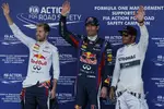 Foto zur News: Mark Webber (Red Bull), Sebastian Vettel (Red Bull) und Lewis Hamilton (Mercedes)