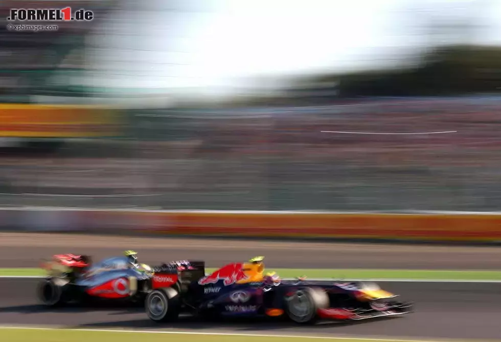 Foto zur News: Mark Webber (Red Bull) und Sergio Perez (McLaren)