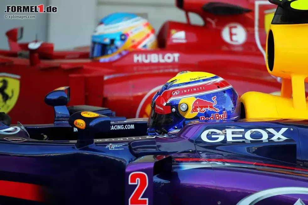 Foto zur News: Mark Webber (Red Bull) und Fernando Alonso (Ferrari)