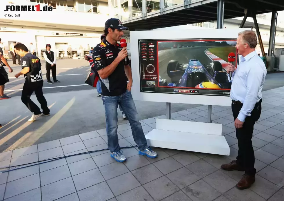 Foto zur News: Mark Webber (Red Bull) analysiert seine Pole-Runde mit Johnny Herbert