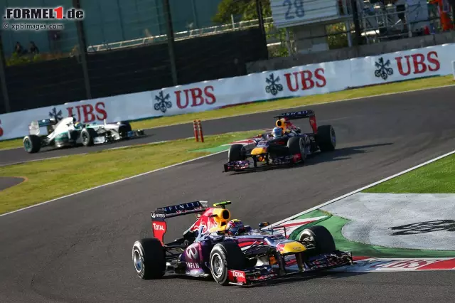 Foto zur News: Webber hatte seine Pole-Position zwar nicht in eine Führung umsetzen können, aber er hielt Vettel vorerst hinter sich.