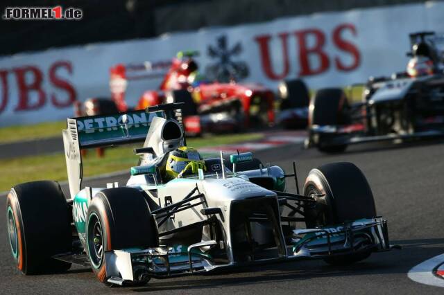 Foto zur News: Da war die Welt noch in Ordnung: Nico Rosberg führt eine Gruppe Autos an.