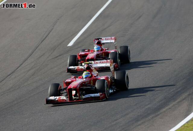 Foto zur News: Felipe Massa vor Fernando Alonso: Für Ferrari stark korrekturbedürftig.