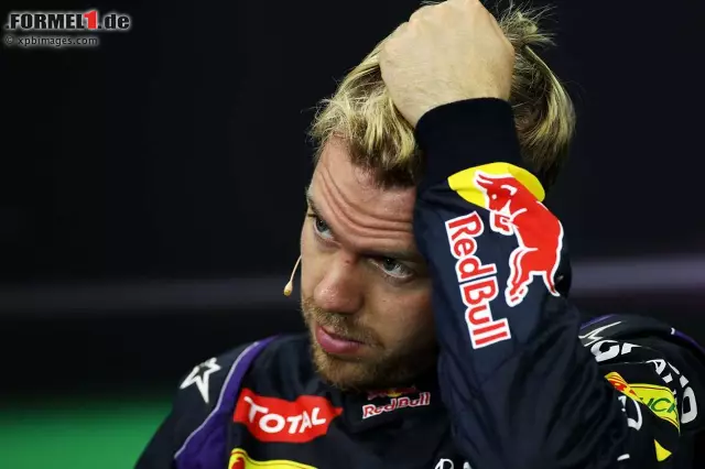 Foto zur News: Erschöpft, aber glücklich: Vettel während der Pressekonferenz nach dem Rennen.