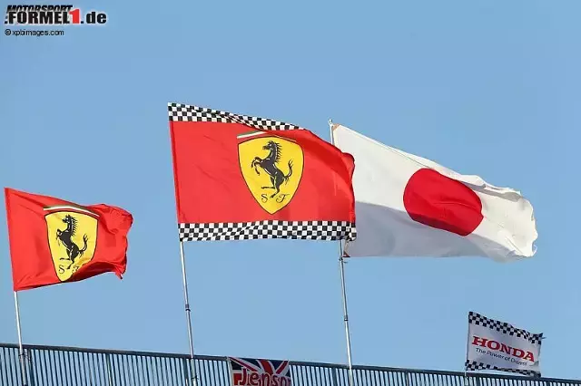 Foto zur News: Die Ferrari-Fahnen hätten in Japan auch auf Halbmast gezogen werden können.