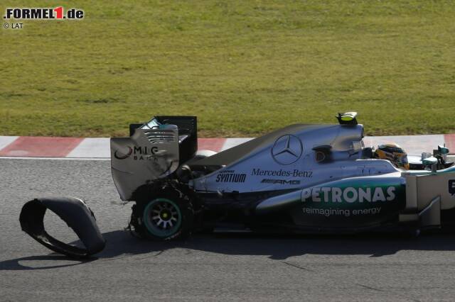 Foto zur News: Alles begann mit dem Reifenschaden bei Lewis Hamilton bei einer Starkollision mit Vettel.