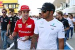 Foto zur News: Fernando Alonso (Ferrari) und Lewis Hamilton (Mercedes)