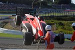 Foto zur News: Das Auto von Jules Bianchi (Marussia) am Haken