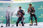 Foto zur News: Mark Webber (Red Bull), Sebastian Vettel (Red Bull) und Romain Grosjean (Lotus)