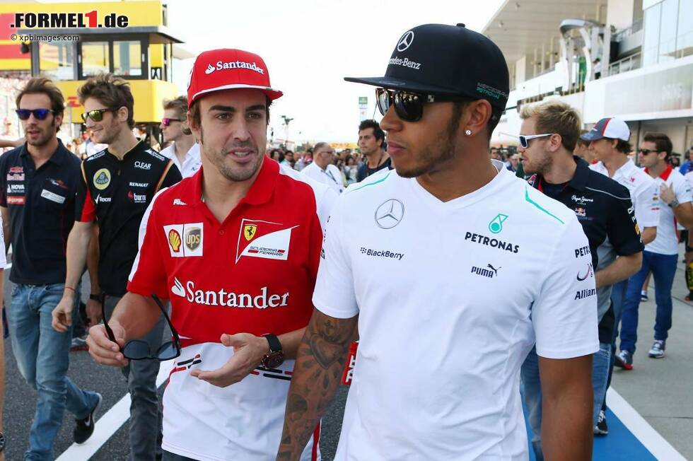 Foto zur News: Fernando Alonso (Ferrari) und Lewis Hamilton (Mercedes)