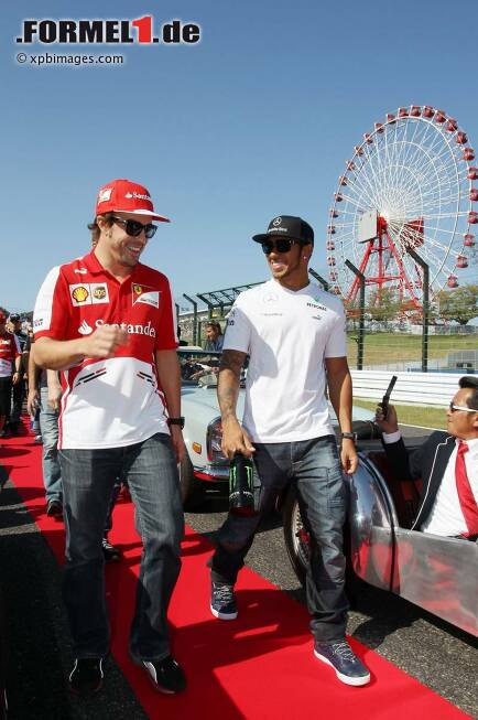 Foto zur News: Fernando Alonso (Ferrari) und Lewis Hamilton (Mercedes)