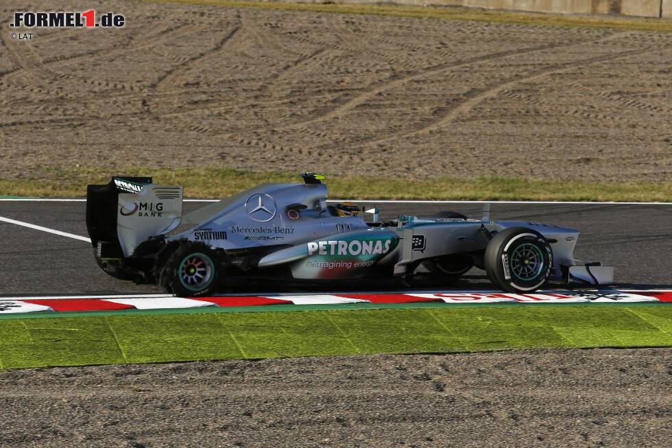 Foto zur News: Lewis Hamilton (Mercedes) humpelt mit defektem Hinterrad um den Kurs