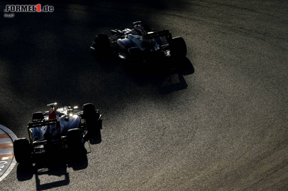 Foto zur News: Romain Grosjean (Lotus) und Sebastian Vettel (Red Bull)