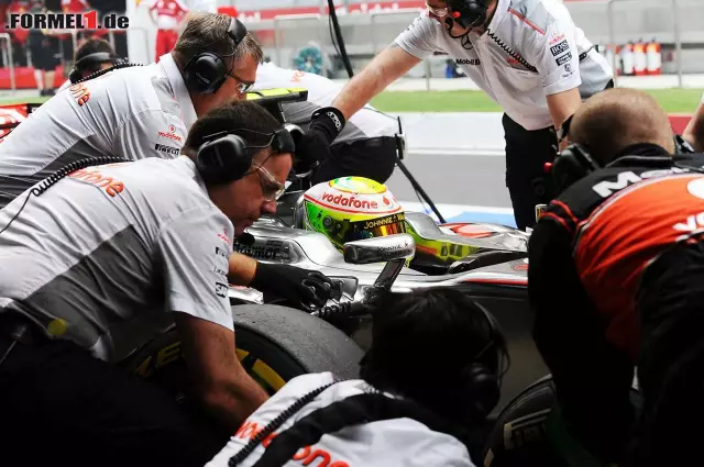 Foto zur News: Sergio Perez folgte mit 2,034 Sekunden Rückstand im McLaren auf Position neun vor Teamkollege Jenson Button.